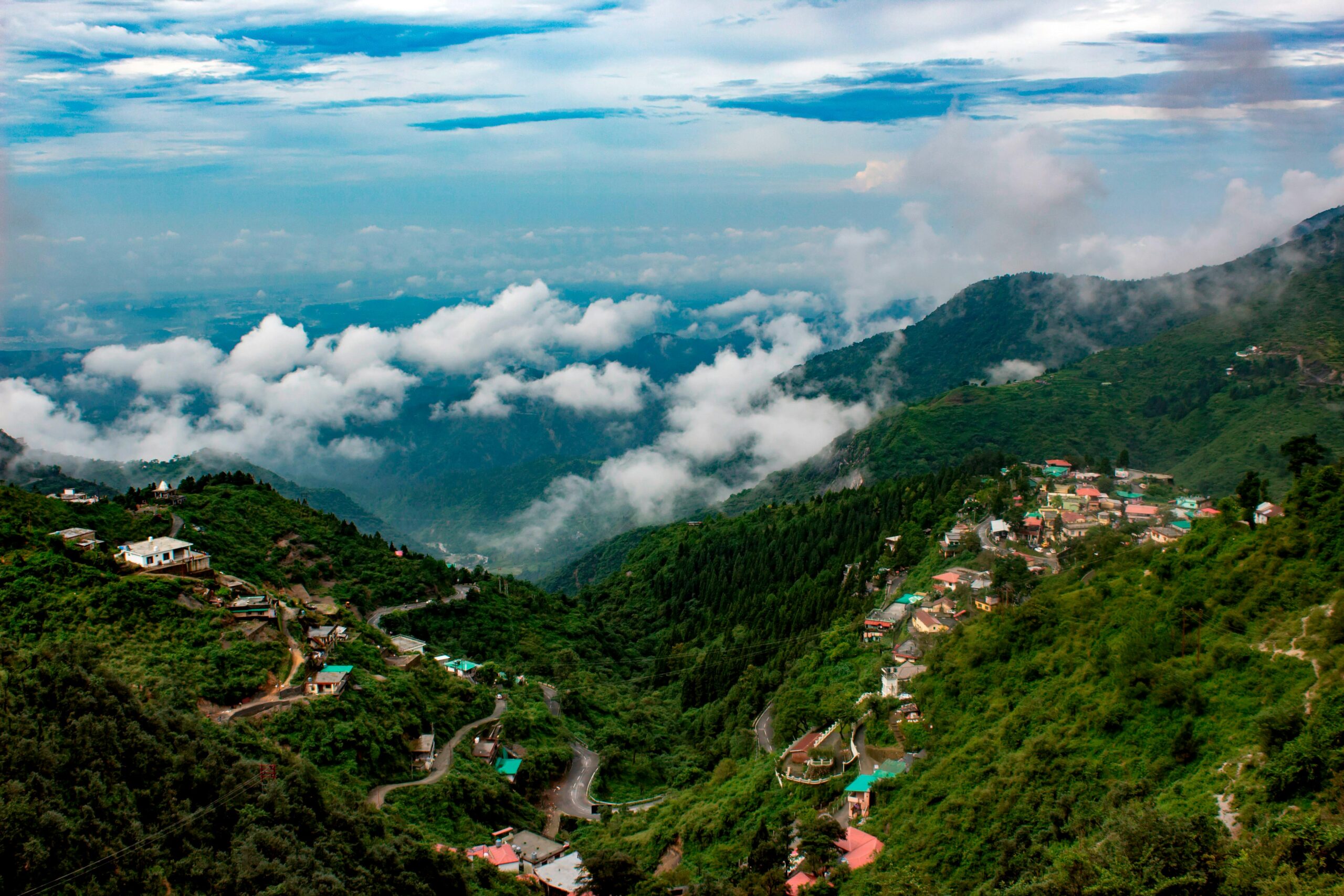 Mussoorie Kempty Falls tourists - India travel guide